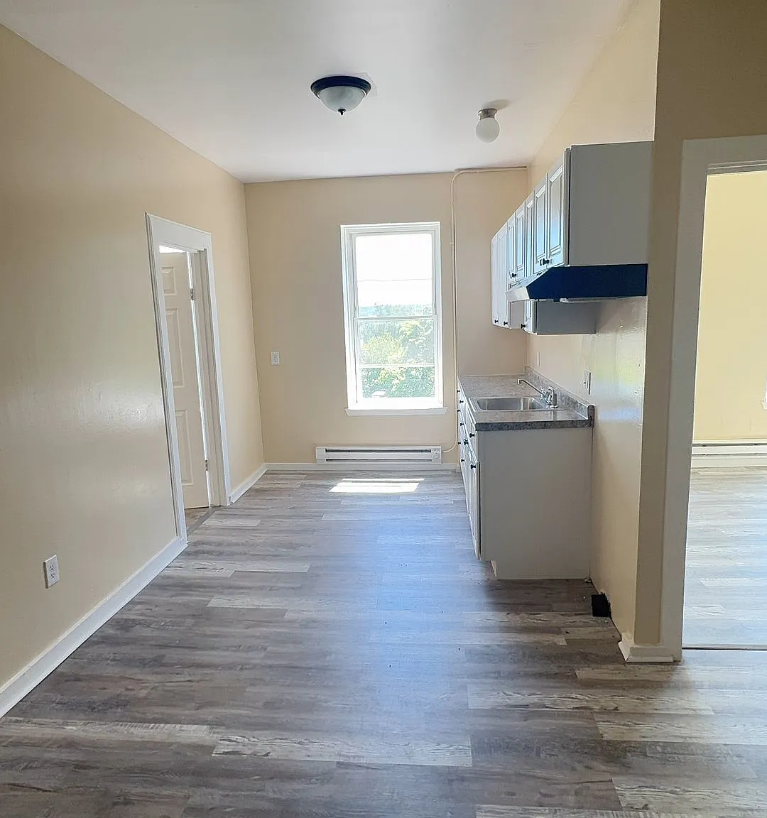 3 bed, 1200 sqft, $1,800 — Photo 1