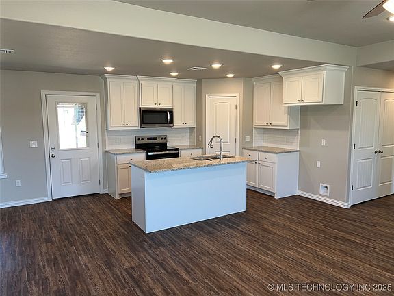 3rd image of 504 Sweet Pea Ln