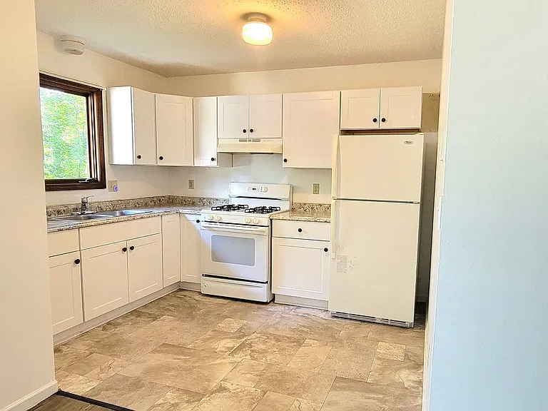 286 S Airport Rd E — Photo 1