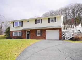 6651 Oak Dr, Slatington, PA 18080