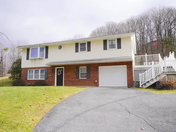 6651 Oak Dr, Slatington, PA 18080