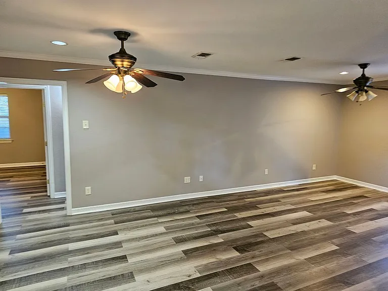405 Atkerson Ln — Photo 4