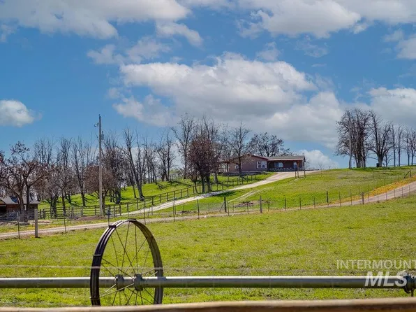 7370 Sagebrush Ln, Caldwell, ID 83607