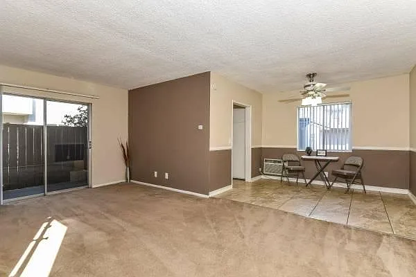 400 E Live Oak St — Photo 3