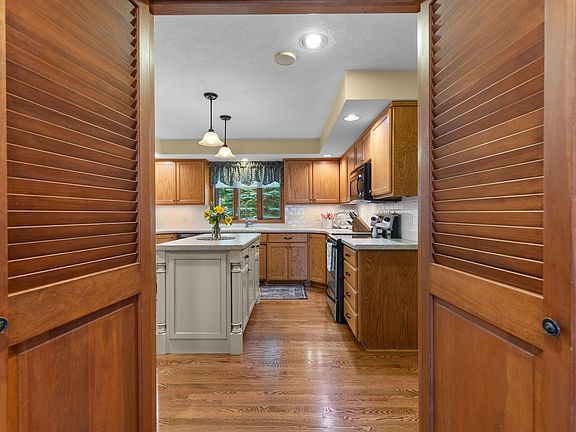 3rd image of 1511 S Rebecca Ln