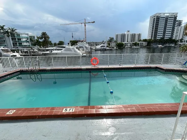 7920 East Dr, North Bay Village, FL