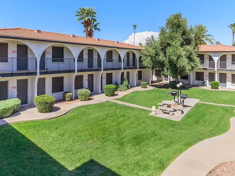 Aster on University — Photo 29