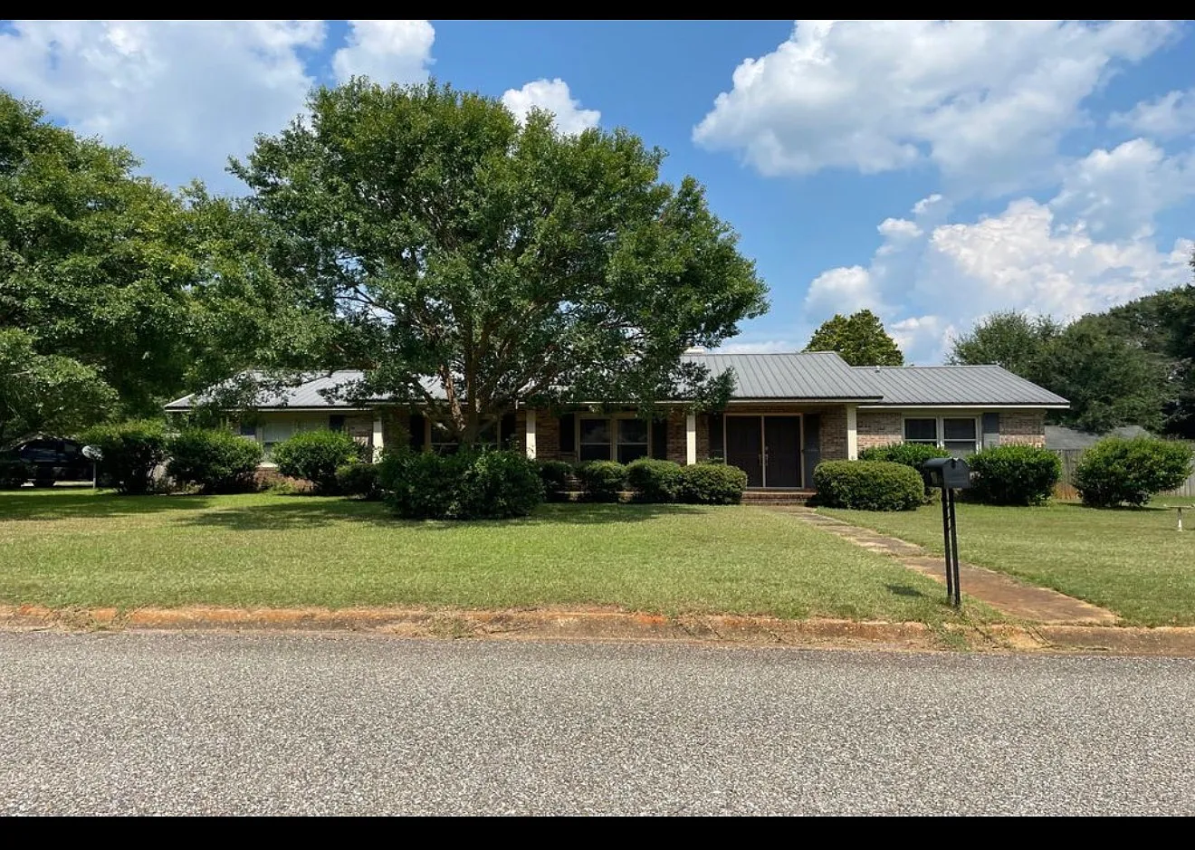 4 bed, $3,500 — Photo 1