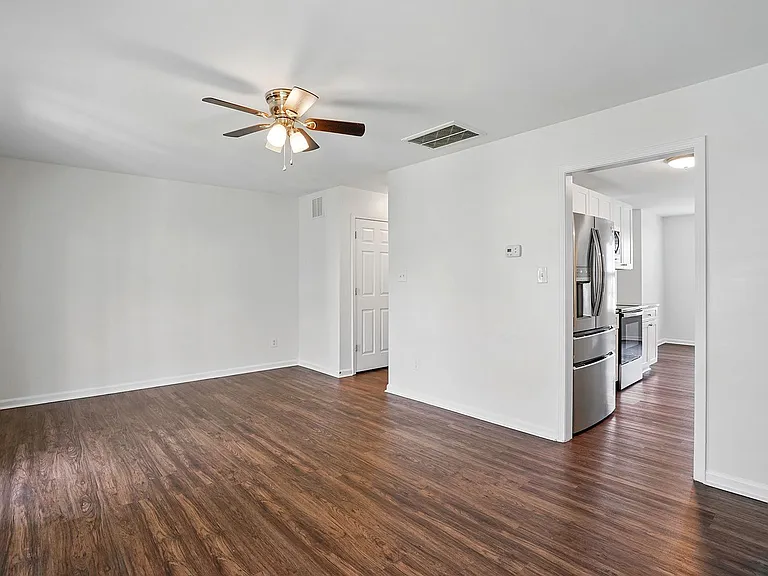 401 Whitehall Ct — Photo 28