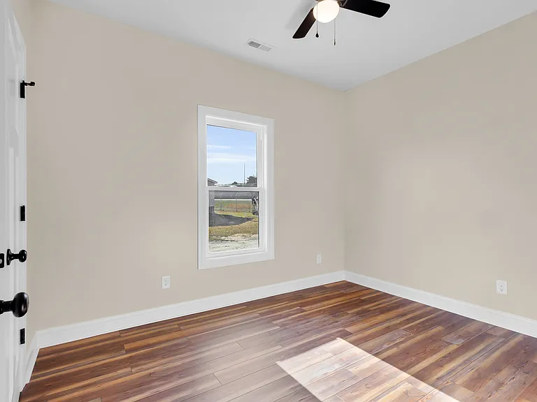 136 Macdonald Blvd — Photo 18