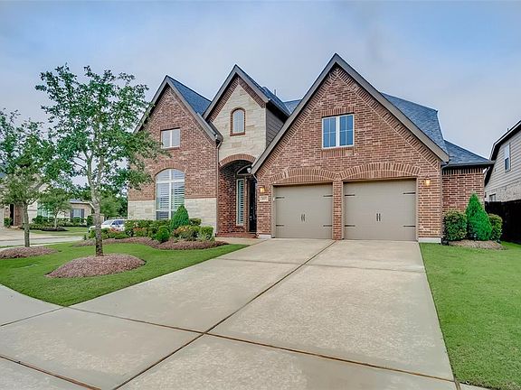 Located in the highly sought after Cane Island Community.