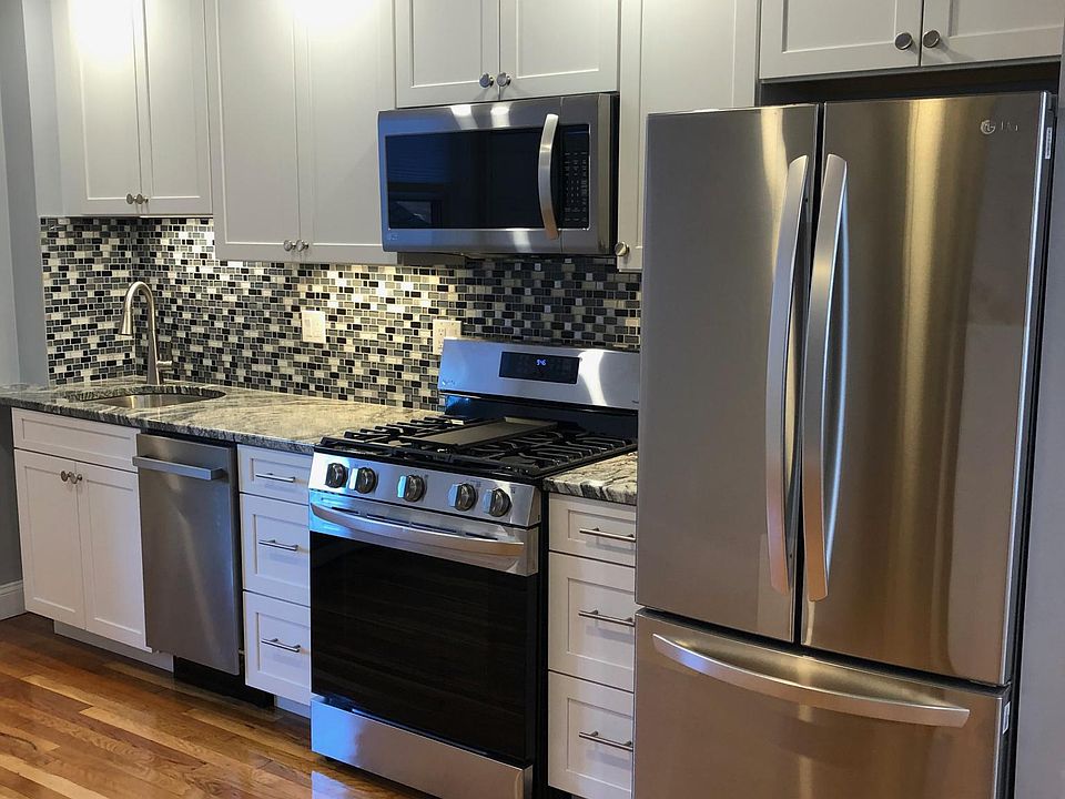 Gorgeous eat-in kitchen, hardwood floors.