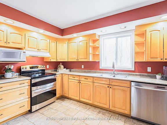 5th image of 704 Trinity St