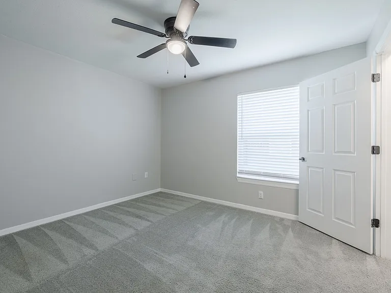 Royal Point Apartments — Photo 13