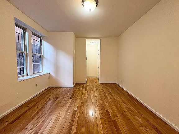2nd image of 125 Washington Pl APT 1B