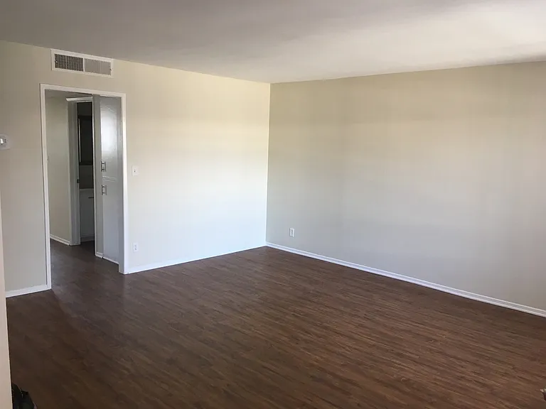 18400 Prairie Street — Photo 103