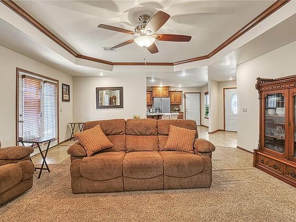 5th image of 210 Newtown Ln
