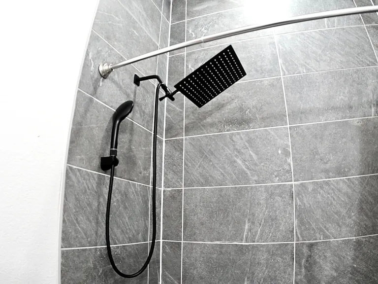 Double shower head with changeable speeds and shower sprays.