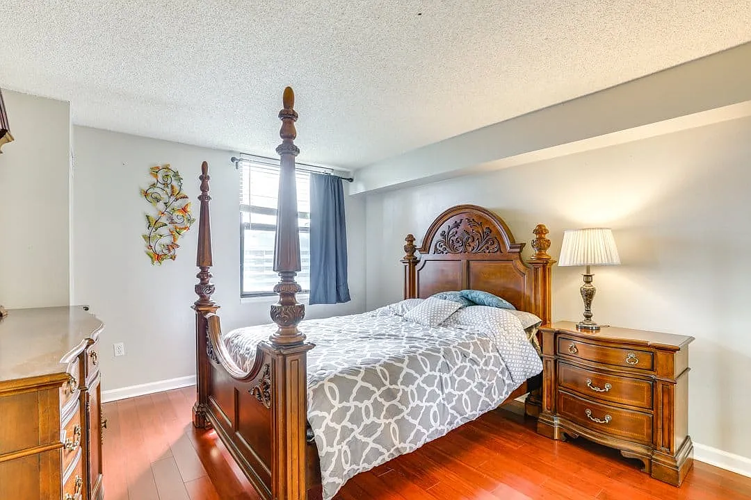 2 bed, 919 sqft, $3,000 — Photo 2