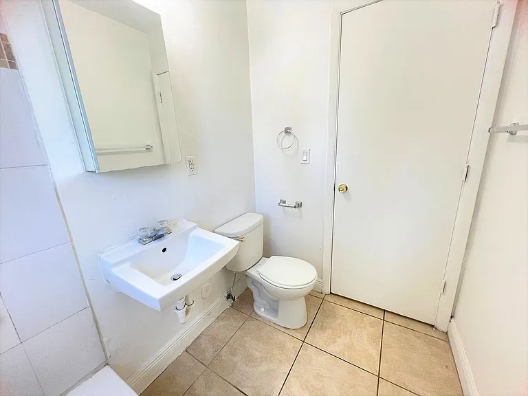 1533 NW 2nd St — Photo 5