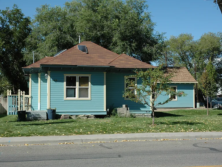 129 S Maple St — Photo 1