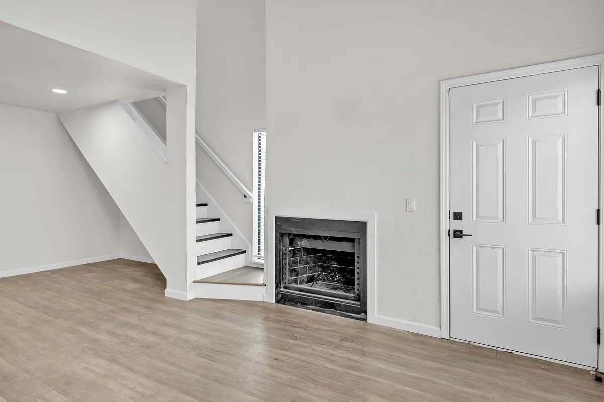 Building Photo - 11560 N May Ave #205