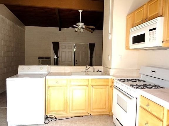 Spacious Kitchen w/washer