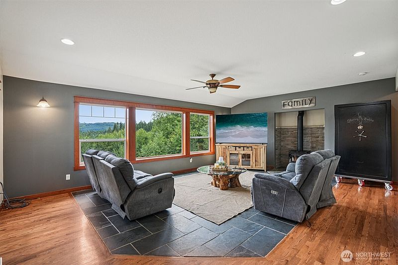 4th image of 14900 NE Critter Hill Drive