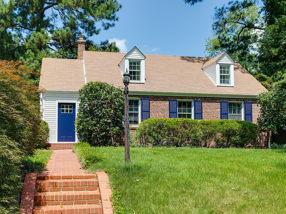 Welcome to Pine Ridge, walking distance to St. Mary's, St. Christophers