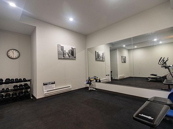 3rd image of 1044 W Newport Ave #2G