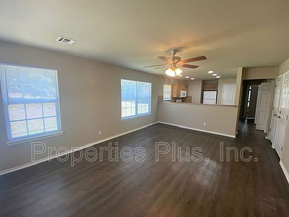 3rd image of 982 Clearwater Cir