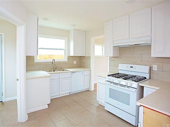 4th image of 9638 Woodman Ave