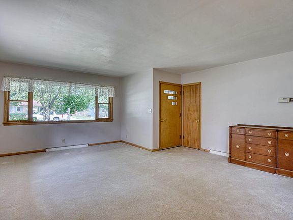 4th image of 939 Lincoln Dr E