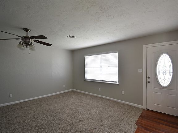 4th image of 411 NW Woodland Dr