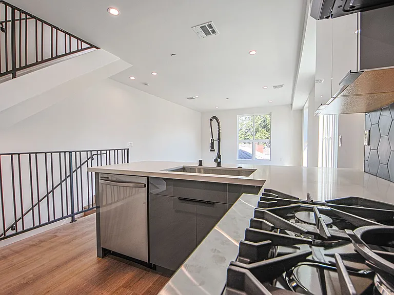 10717 Addison St — Photo 13
