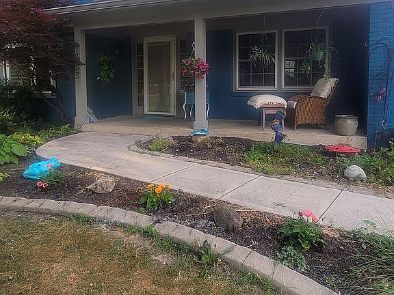 3rd image of 7053 Grosvenor Pl