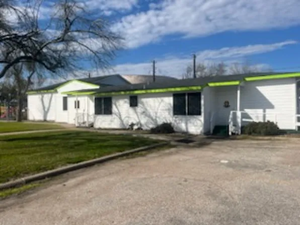 1216 W 9th St #1, Freeport, TX 77541