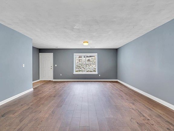 4th image of 406 Laurence Ln