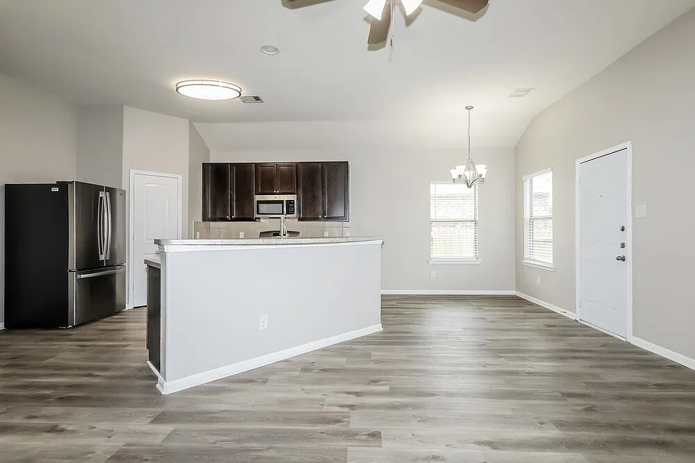 3 bed, 2.0 bath, 1315 sqft, $1,610 — Photo 4