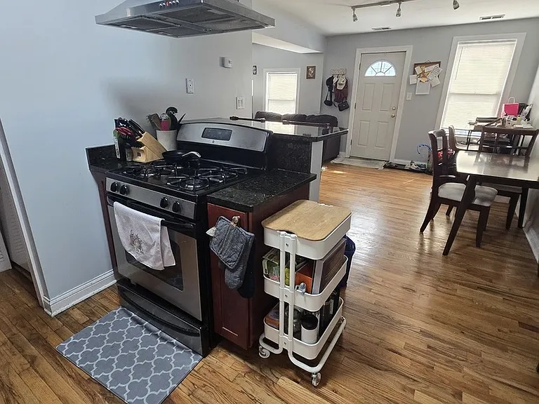 1321 W Grand Ave #4R — Photo 4
