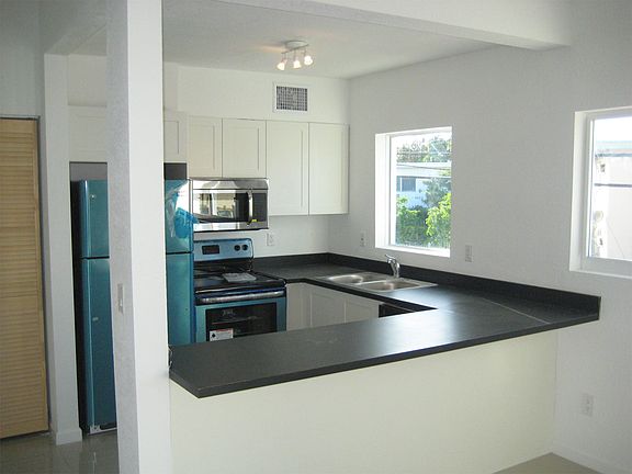 3rd image of 8045 Crespi Blvd APT 14