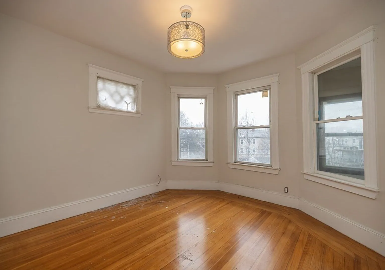 Great 4 Bed Available 9/1/26 — Photo 3