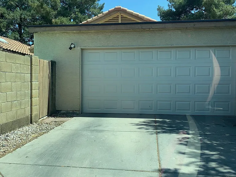 2 car garage walk out the gate to Freestone park.