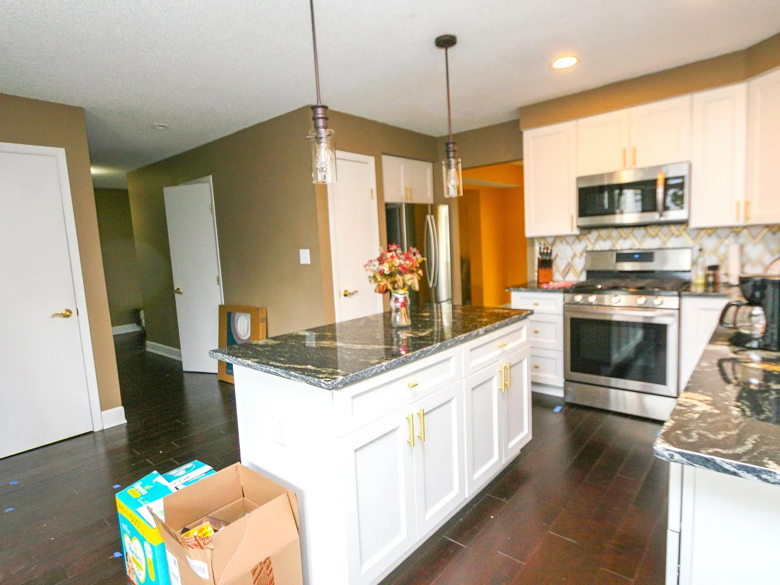 4 bed, 2300 sqft, $2,999 — Photo 4