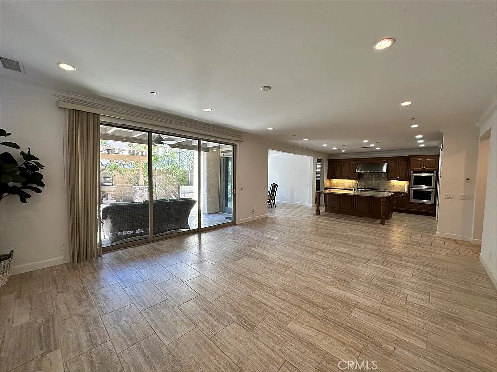 4 bed, 3294 sqft, $7,200 — Photo 4