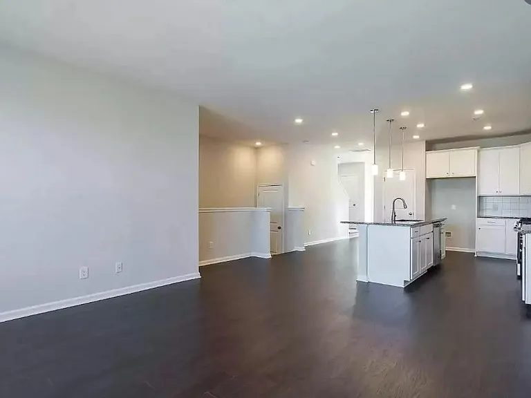 1009 Commack Dr — Photo 2