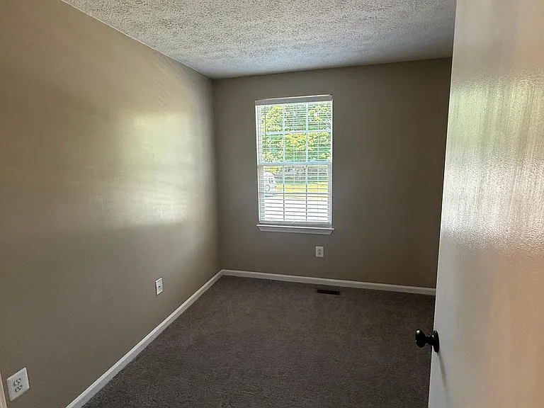 805 London Ct — Photo 24