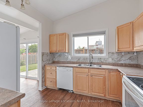 5th image of 594 Oak St