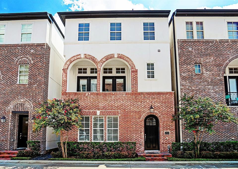 IN TOWN HOME, GATED COMMUNITY WITH LOTS OF AMENITIES.