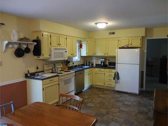 3rd image of 12 Green Meadow Ct